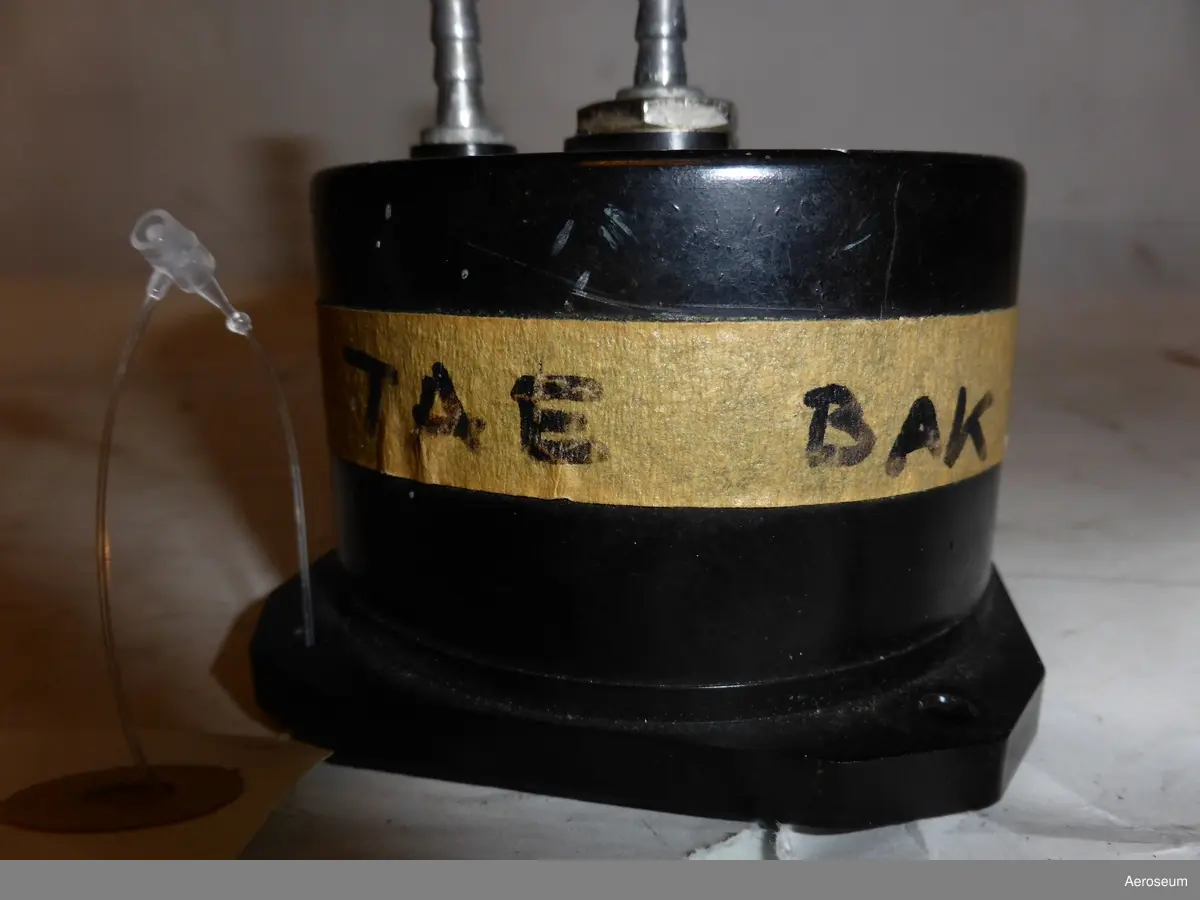 en variometer gjord i svart metall. Har självlysande visare och siffror. Tillverkat av Gebr. Winter GmbH & Co. KG. år 1969.
Den är graderad i m/s.