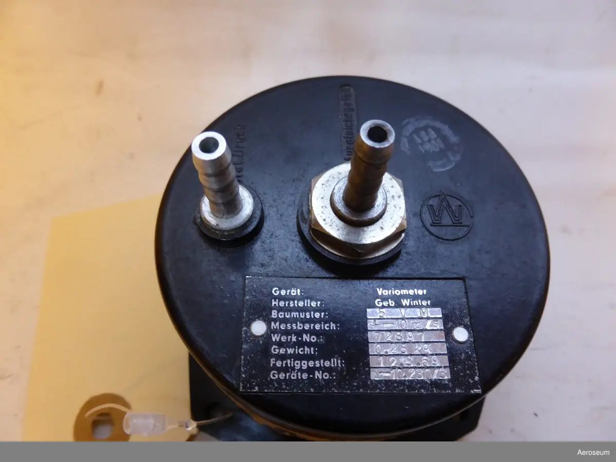 en variometer gjord i svart metall. Har självlysande visare och siffror. Tillverkat av Gebr. Winter GmbH & Co. KG. år 1969.
Den är graderad i m/s.