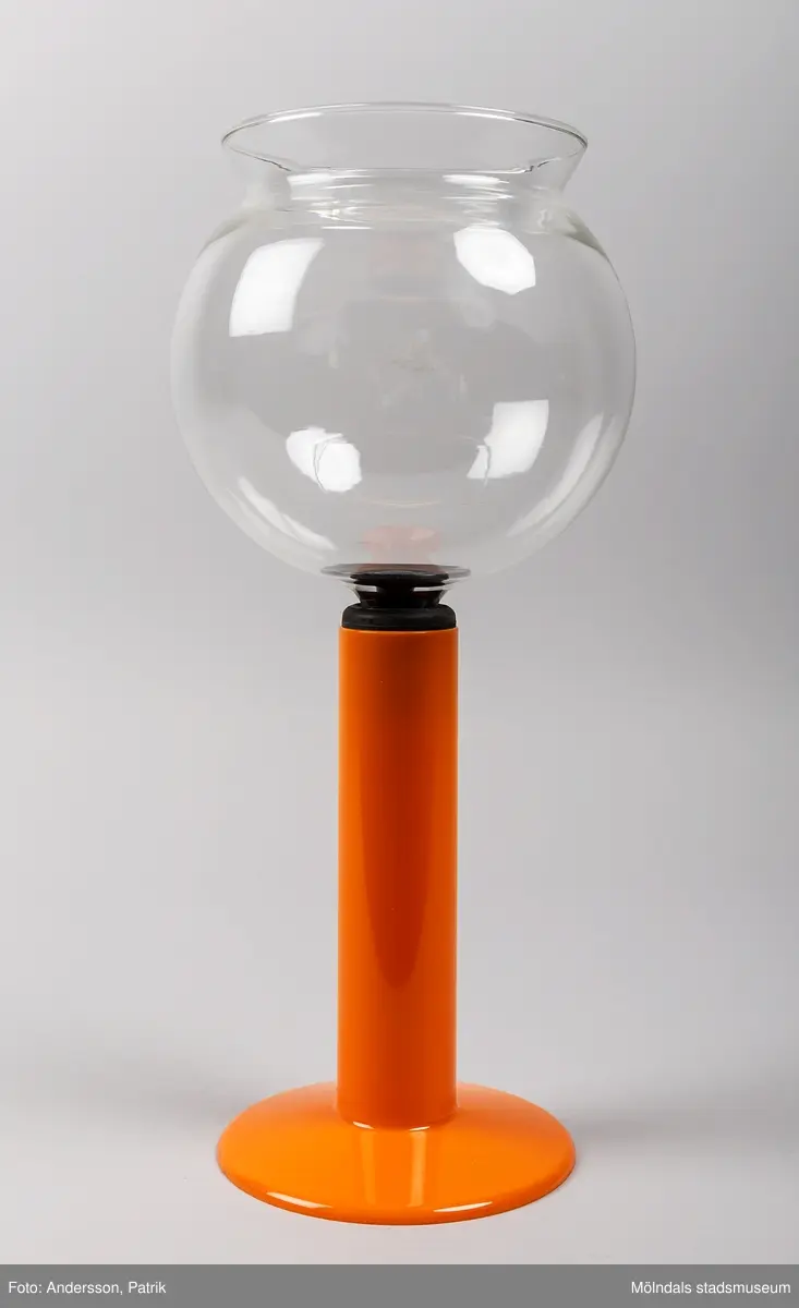 Kaffebryggare av vakuummodell, som i Sverige går under benämningen ”Don Pedro”. 

Bryggaren består av två glaskärl. Det ena kärlet är en rund kanna med orange handtag. Till kannan finns ett orange lock, som används efter att kaffet är klart för att behålla värmen. 

Det andra kärlet är en rund skål med ett rör i botten. Runt röret sitter en svart gummiring. I botten på skålen (i mynningen på röret) sitter ett plastfilter med fjäder och kula för att ta tag i och lossa vid diskning. Till skålen med röret medföljer en orange ställning att placera kärlet i. Glaskärlen är ömtåliga och går lätt sönder när det ska diskas.

För att brygga kaffe hälls vatten i bottenkupan och malt kaffe i överkant. Bryggaren ställs sedan på en spisplatta. Detta kokas tills sista dutten vatten har kokat slut, cirka 1 - 3 minuter. När vattnet kokar, bildas ett övertryck i kannan och vattnet trycks upp till skålen där det blandas med det malda kaffet. När bryggaren avlägsnas från värmekällan och sätts i plaststället, kyls kannan av, varvid ett undertryck uppstår, då börjar kaffet sugas tillbaka till underkannan. Sedan är det klart för servering.

På 1840-talet tog fransyskan Marie Fanny Amlene Massot i Lyon patent på denna bryggmetod, men under namnet Madame Vassieux.

År 1959 lanserades Don Pedron i Sverige som "Nilsjohan Don Pedro".