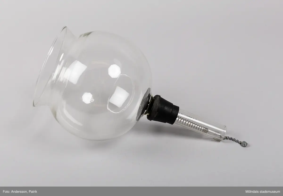 Kaffebryggare av vakuummodell, som i Sverige går under benämningen ”Don Pedro”. 

Bryggaren består av två glaskärl. Det ena kärlet är en rund kanna med orange handtag. Till kannan finns ett orange lock, som används efter att kaffet är klart för att behålla värmen. 

Det andra kärlet är en rund skål med ett rör i botten. Runt röret sitter en svart gummiring. I botten på skålen (i mynningen på röret) sitter ett plastfilter med fjäder och kula för att ta tag i och lossa vid diskning. Till skålen med röret medföljer en orange ställning att placera kärlet i. Glaskärlen är ömtåliga och går lätt sönder när det ska diskas.

För att brygga kaffe hälls vatten i bottenkupan och malt kaffe i överkant. Bryggaren ställs sedan på en spisplatta. Detta kokas tills sista dutten vatten har kokat slut, cirka 1 - 3 minuter. När vattnet kokar, bildas ett övertryck i kannan och vattnet trycks upp till skålen där det blandas med det malda kaffet. När bryggaren avlägsnas från värmekällan och sätts i plaststället, kyls kannan av, varvid ett undertryck uppstår, då börjar kaffet sugas tillbaka till underkannan. Sedan är det klart för servering.

På 1840-talet tog fransyskan Marie Fanny Amlene Massot i Lyon patent på denna bryggmetod, men under namnet Madame Vassieux.

År 1959 lanserades Don Pedron i Sverige som "Nilsjohan Don Pedro".