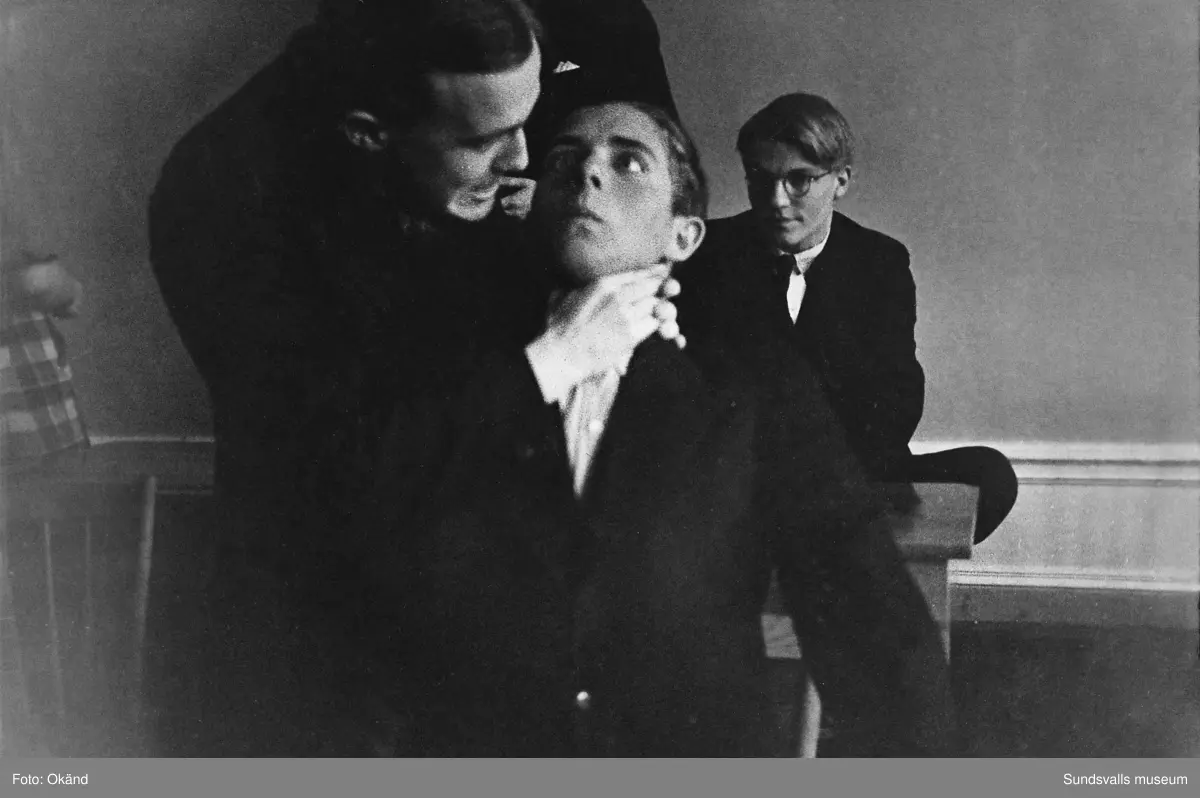 "Studentexamen 1937 vid Sundsvalls högre läroverk började med svensk skrivning. Innan vi gick till skolan samlades vi vid Bewe's hörna (Storgatan-Torggatan). Där släppte var och en av oss en ettöring från födelseåret ner i dagvattenbrunnen. Därefter gick vi till skolan med en fot i rännstenen och den andra på trottoaren så lång det gick." Bild 2 Fr v Lennart Uhlin, Ture Engblom och Martin Löfgren. Bild 6 Betygen studeras. Fr v Liljekvist, Curt Stål, L M Thuresson samt okänd. Bild 8 Numrerade personer. 1. okänd 2. L. H. Thuresson 3. okänd 4. Thure Engblom 5. okänd 6. Martin Löfgren 7. Lundgren (?) 8. Curt Stål 9. G-A Wahlsten 10. Ingemar Flodén 11. Anna-Lisa ? 12. Nilsson (lärare) 13. Maidi Budde 14. Lennart Uhlin 15. Harald Schibbye. 
Bilder ur fotoalbum som tillhört G A Wahlsten.