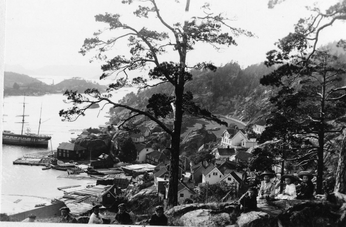 Utsikt over Tallakshavn og Havnefjorden, kvinner og barn i forgr. Kragerø ca 1909