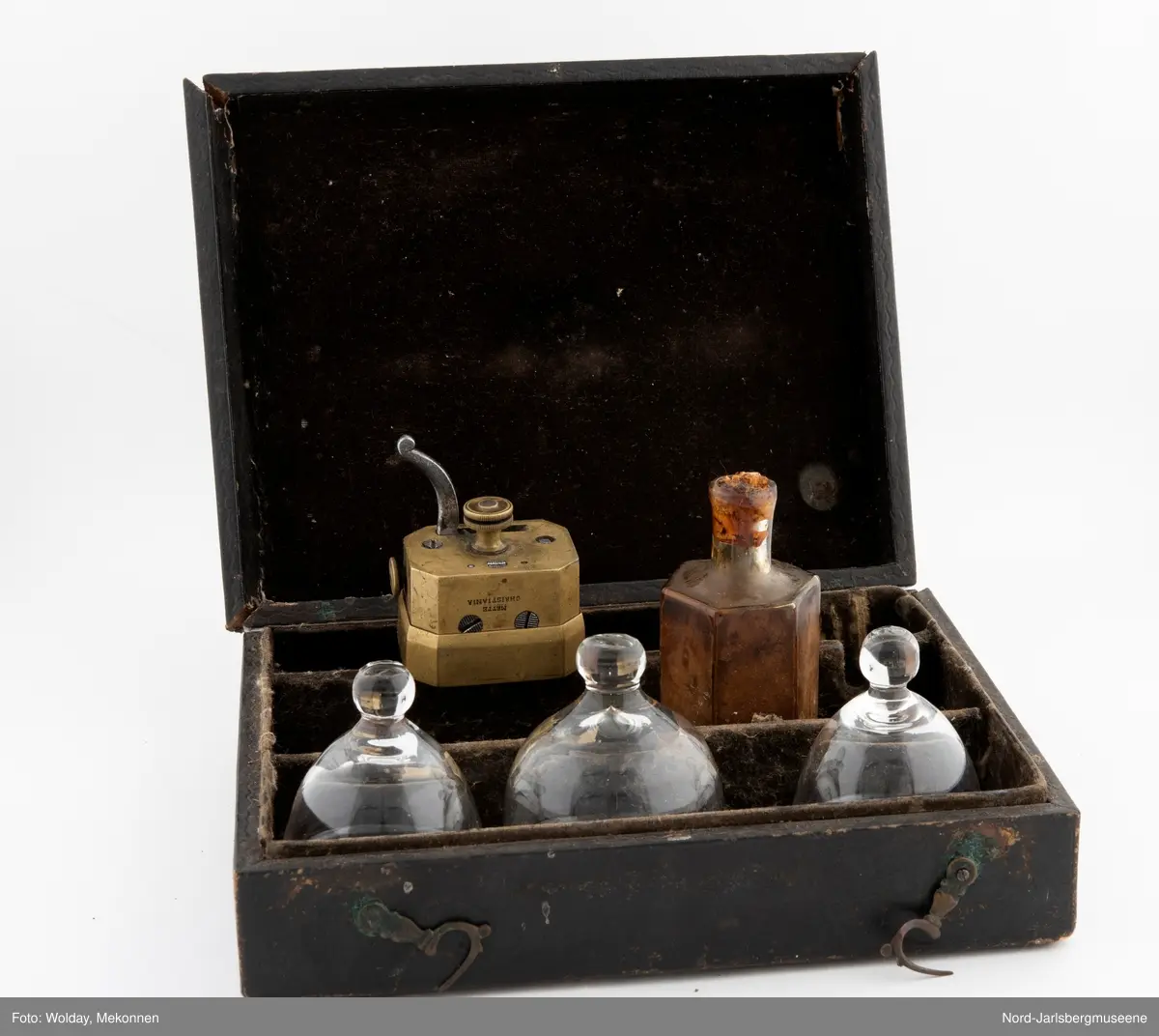 En liten kasse med årelating og -koppeutstyr, benyttet  på Eidsfoss.