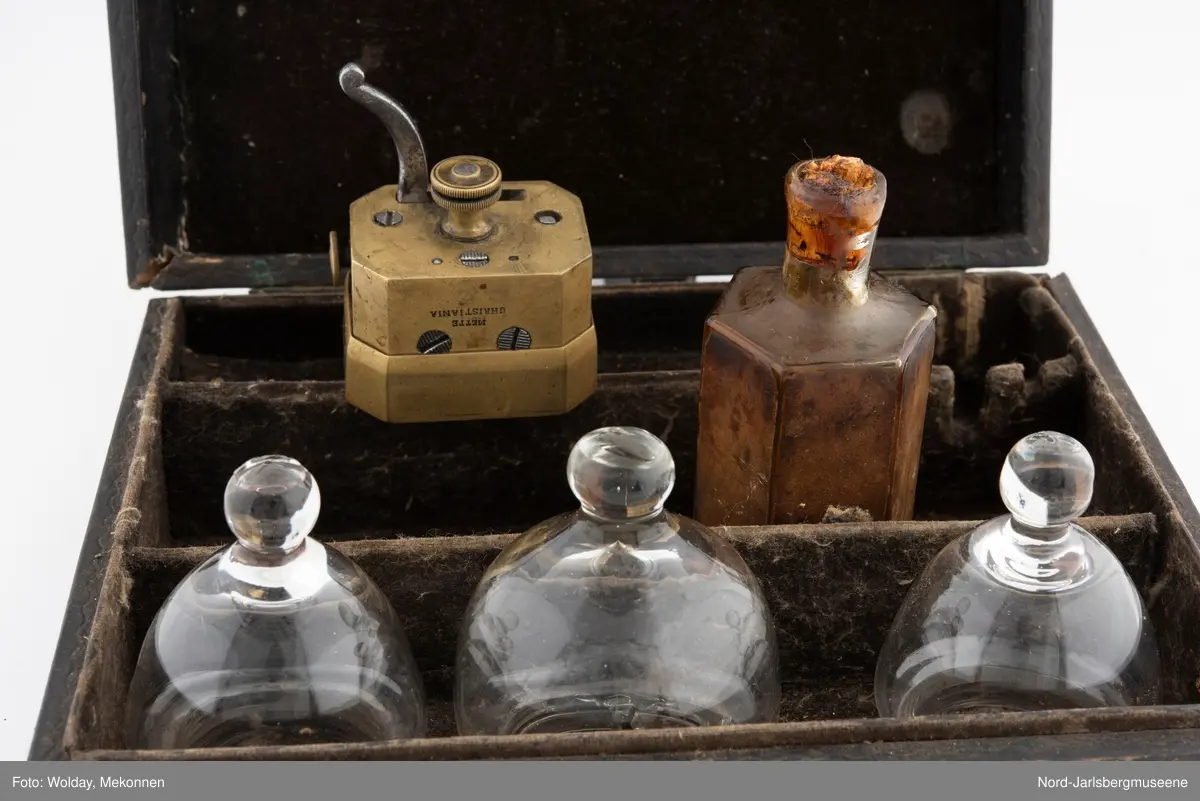 En liten kasse med årelating og -koppeutstyr, benyttet  på Eidsfoss.