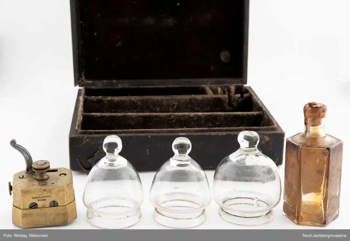 En liten kasse med årelating og -koppeutstyr, benyttet  på Eidsfoss.