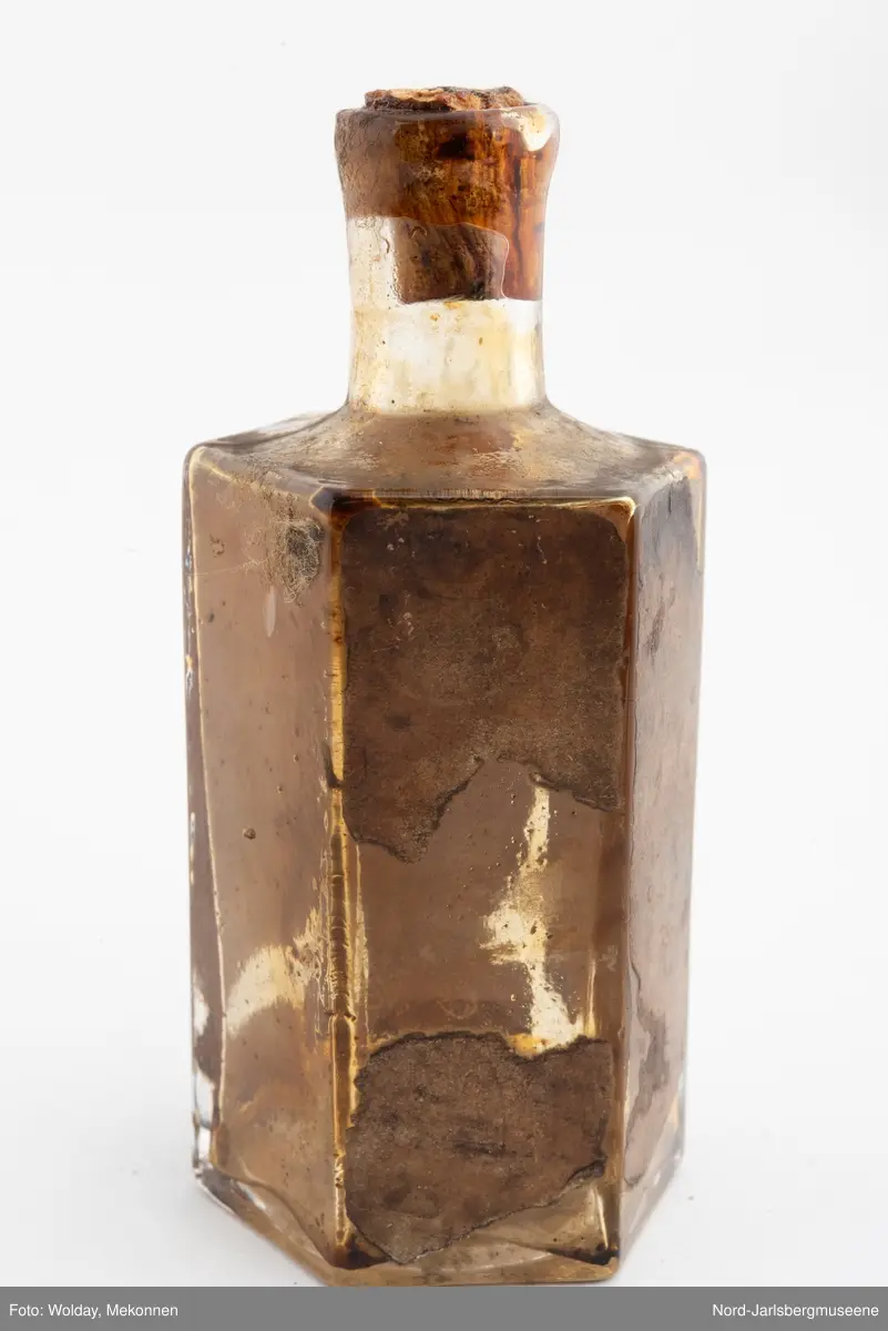 En liten kasse med årelating og -koppeutstyr, benyttet  på Eidsfoss.