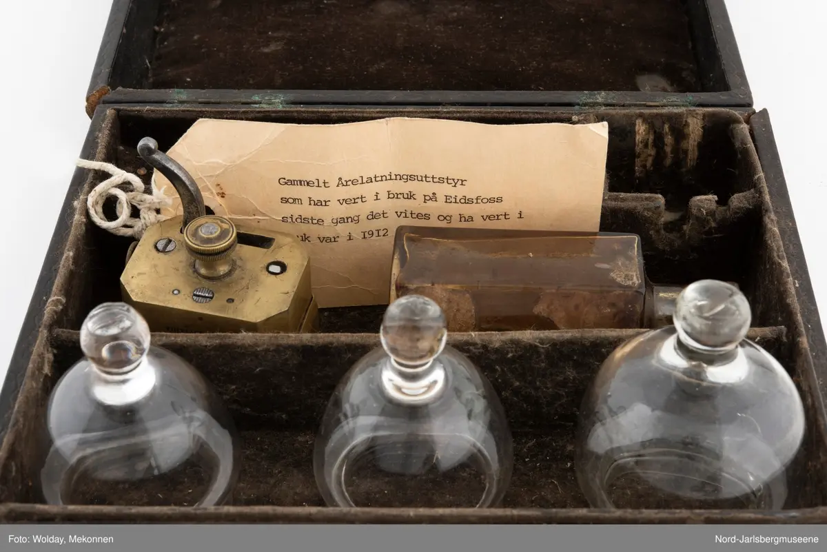 En liten kasse med årelating og -koppeutstyr, benyttet  på Eidsfoss.