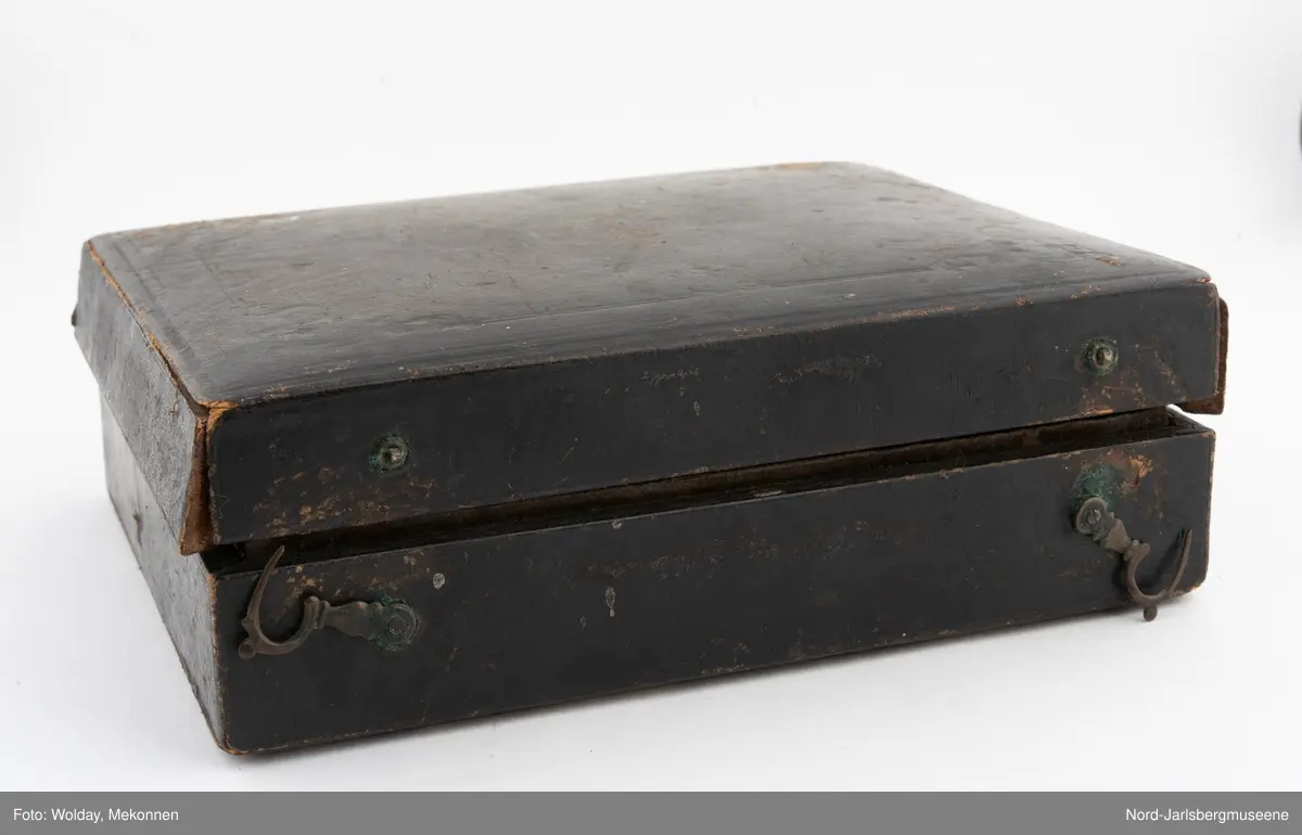 En liten kasse med årelating og -koppeutstyr, benyttet  på Eidsfoss.