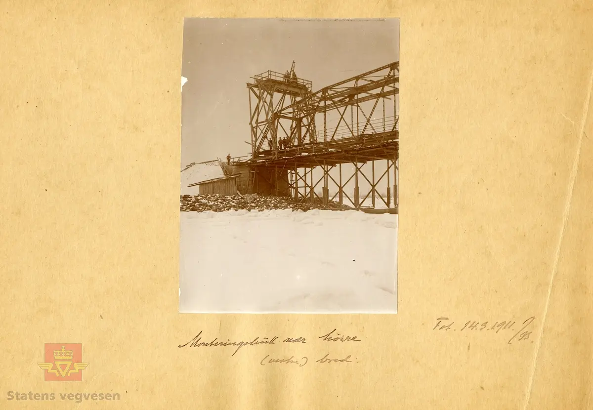 Monteringsarbeid nær høyre (vestre) bredde. Fot: 14.03.1911. AB? Fotoarkiv 307.
Håndskriften på bildet ligner tidligere vegdirektør Andreas Baalsrud. 
Bilde 2) Gamle Flisa bru under bygging. NVM 00-F-36623-1
Bilde 3) Konvolutt til gamle Flisa bru merket med brunr og fylkesveg/riksveg. NVM 00-F-36622-1