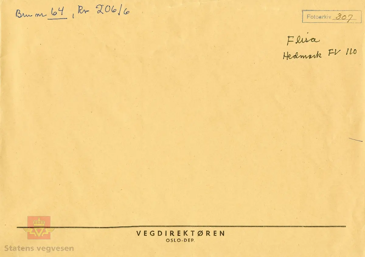 Monteringsarbeid nær høyre (vestre) bredde. Fot: 14.03.1911. AB? Fotoarkiv 307.
Håndskriften på bildet ligner tidligere vegdirektør Andreas Baalsrud. 
Bilde 2) Gamle Flisa bru under bygging. NVM 00-F-36623-1
Bilde 3) Konvolutt til gamle Flisa bru merket med brunr og fylkesveg/riksveg. NVM 00-F-36622-1