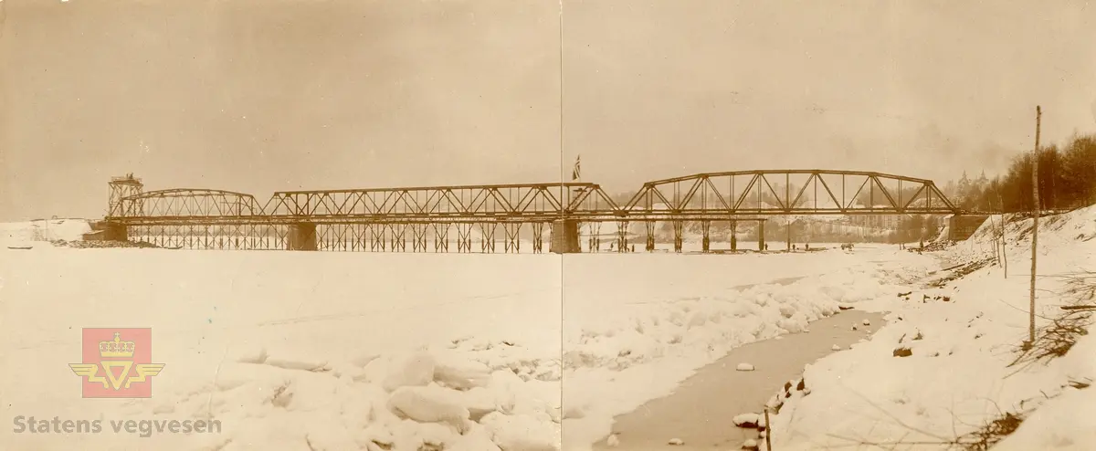 Flisa bru. Fra oppbyggingen av Flisen bro  i 1911, stillas på bruenden mot vest. Brua ble åpnet i 1912.  

Bilde 2) Konvolutten merket brunr. 64, Riksveg 206/6 og Hedmark fylkesveg 110. Fotoarkiv 307. NVM 00-F-36622-1
Bilde 3) Flisa bru.  Flisen bro. NVM 00-F-36622-2