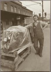 Personal hanterar gods på Eskilstuna Centralstation.