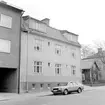 Djurgårdsgatan 39 i Linköping ansågs ha tjänat ut vid 1970-talets slut. Huset kom att ersättas med en ny byggnad som förutom bostäder skulle inrymma Adventkyrkan. Det lilla timmerhuset invid är Vattenåkaregården, som kort efter att bilden tagits kom att flyttas till friluftsmuseet Gamla Linköping.