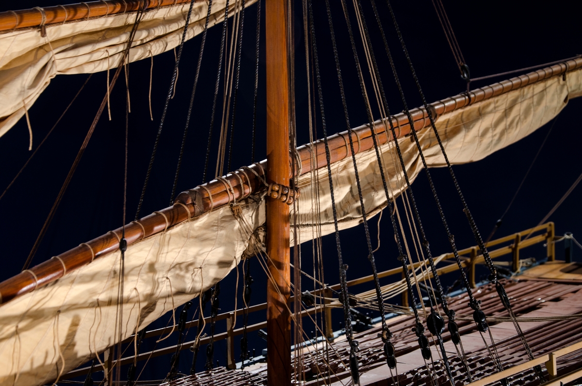 Tvåmastad galär med latinsegel, flagga och vimpel. På kajutan förgyllda fält med brunmålade figurer. Samtliga kanoner till modellen stals på Stockholmsutställningen 1897. Restaurerad och kompletterad. Från modellkammaren i Stockholm 1907.