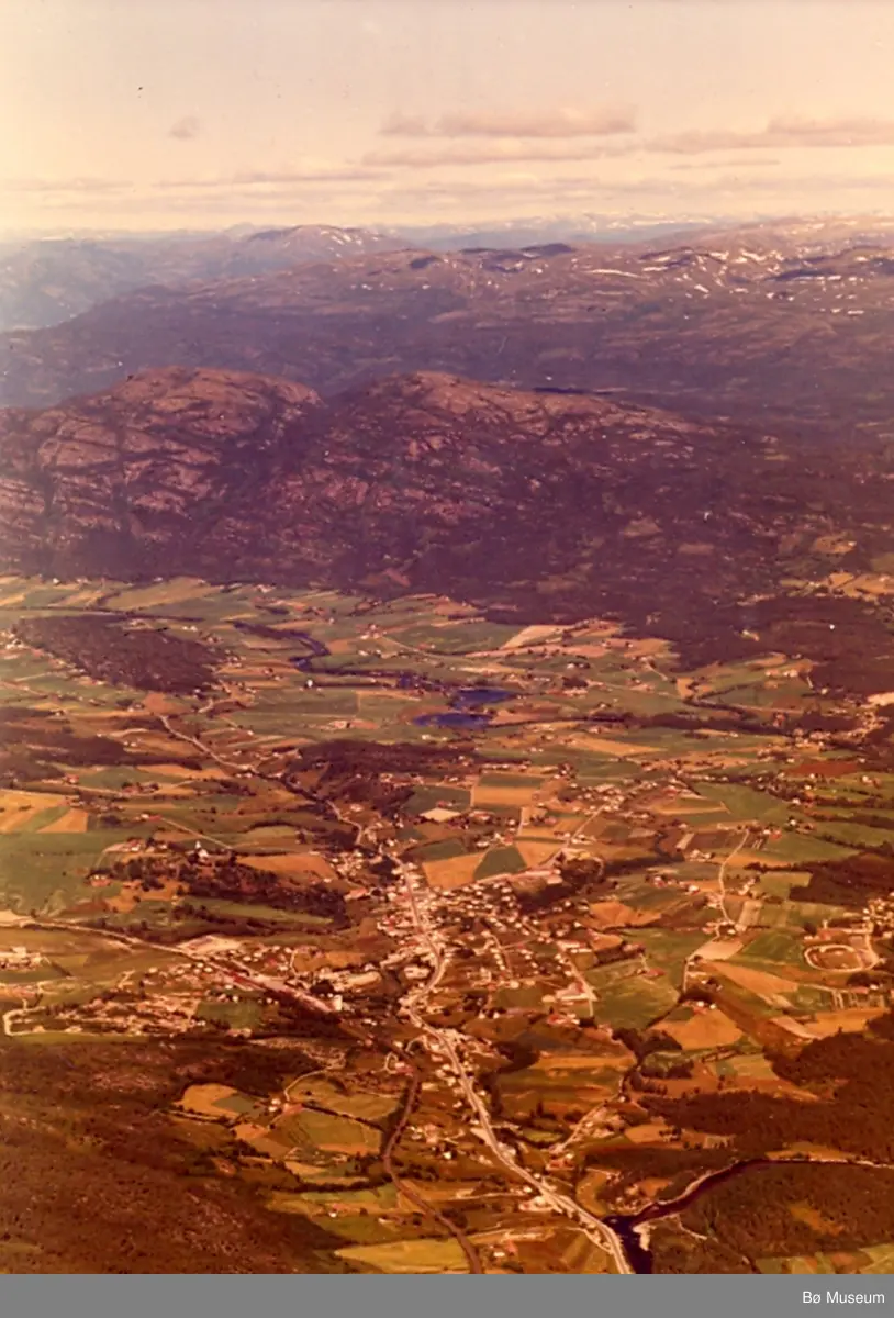 Flyfoto av Bø med Lifjell i bakgrunnen