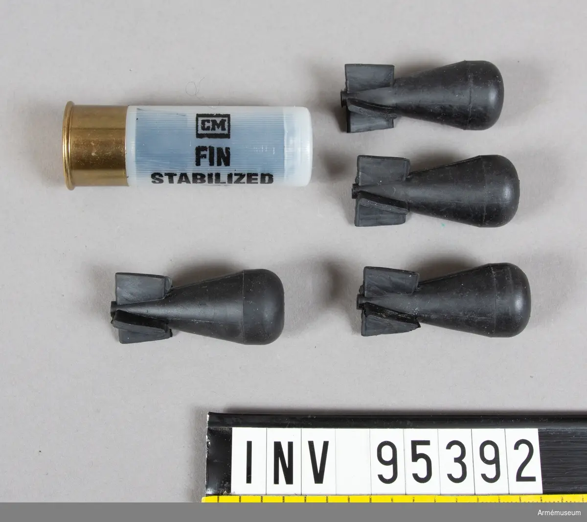1 skarp kravallpatron och fyra projektiler. 
12/70 mm