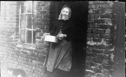 Karen Norheim g. Digernes i brunnhusdøra på Norheim. Karen N