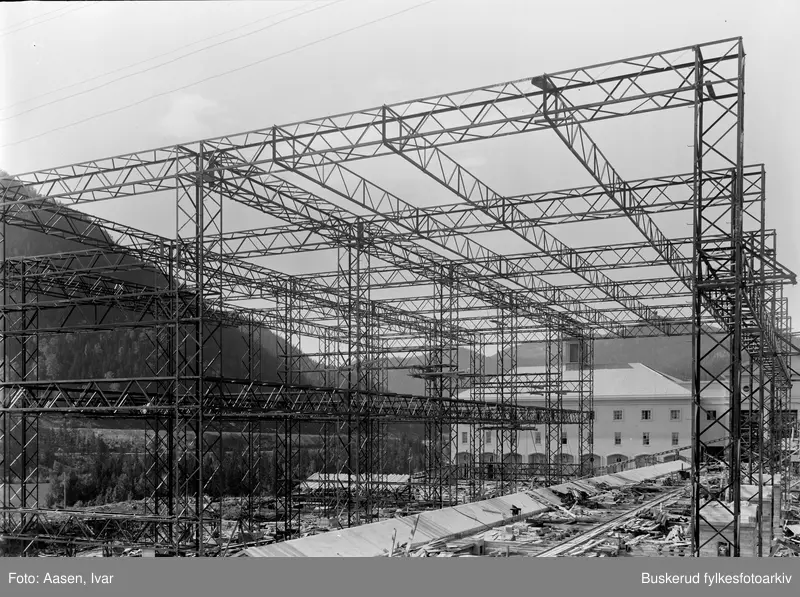 Bygging av kraftverket Nore I 
I 1915 begynte arbeidet med å demme opp Tunhovdfjorden, dammen ble ferdigstilt i 1920. Da denne var ferdig begynte byggingen av selve vannkraftverket. Kraftverket stod ferdig i 1927, og produserte strøm året etter.Ved ferdigstillingen var Nore I det største kraftverket i Nord-Europa.
Transformatorseksjonen