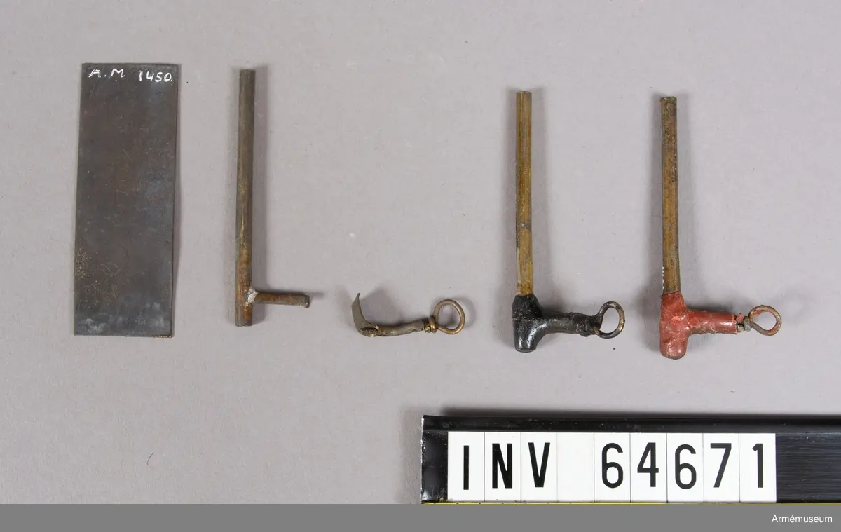 Grupp F II.
Friktionsrör av Siemens konstruktion år 1841 i elva delar. Antändning skedde genom den med friktionssats bestrukna armens (rivarens) gnidning mot det i röret befintliga mjölkrutet. Därtill användes antändningsrem (fyrsnöre).
Två stycken olika fyrrör i tillverkningsstadier, en kort och en lång.