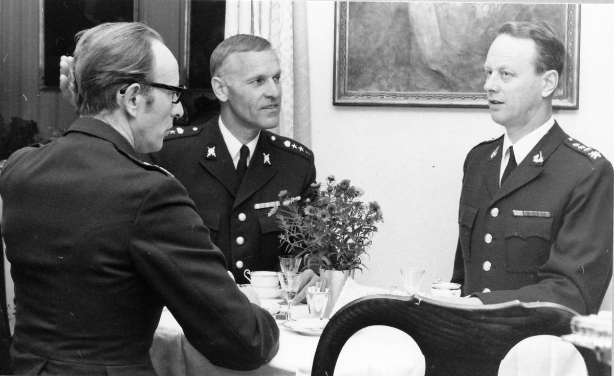 Ett svep över kaffeborden vid uppvaktningen av överste Erik Cavalli.

Bild 1: Frv maskinchefen Gustaf Öqvist, överste Stig Colliander, förvaltare Sven Johansson, tekniker Lars-Erik Eriksson och rustmästare Erhardt Isacsson.

Bild 2: Frv. major Allan Sjöberg, överstelöjtnant Tore Paulsson och kapten Lars Hultstrand.

Bild 3: Frv. löjtnant Lennart Wallin och fanjunkare Tage Berglund

Bild 4: Frv. överstelöjtnant Ragnar Tauvon, förvaltare Nils Grehn och rustmästare Kurt Lanzén.