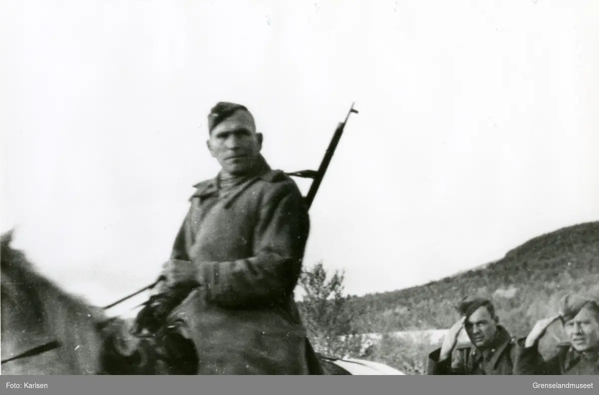 De siste Sovjetiske avdelinger forlater norsk jord. Storskog grensestasjon.