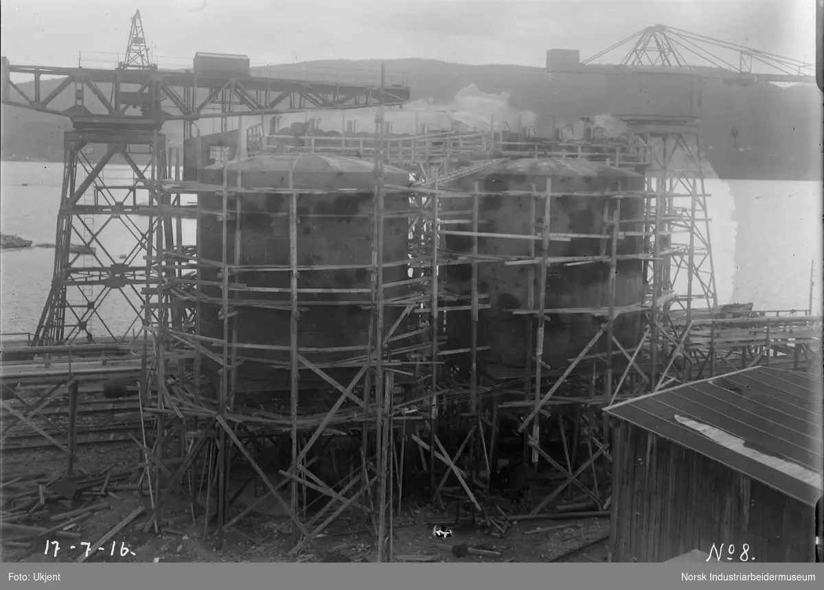 Ammoniakkvann-fabrikk II (bygg 90). Tanker med tre stilas rundt. Kran på siden.