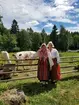 Land Alice Gustafsson med dottern Hillevi framför kohagen i Skallskog, Leksand, 2018.