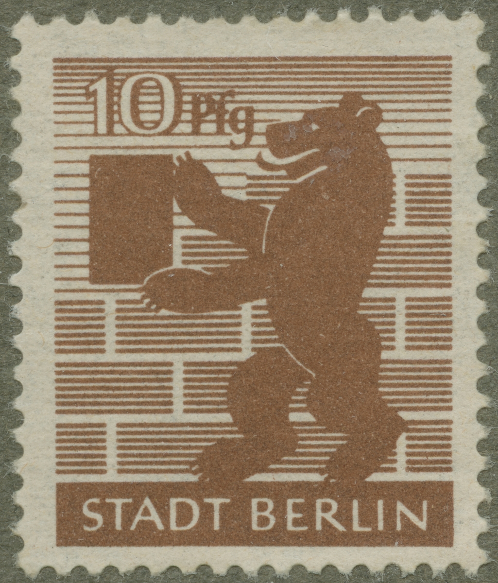 Frimärke ur Gösta Bodmans filatelistiska motivsamling, påbörjad 1950.
Frimärke från Tyskland, 1945. Motiv av återuppbyggnadssymbol. Berlin, Ryska zonen.
Hela Tyskland samt staden Berlin delades i zoner mellan de Allierade och Sovjet. Berlin låg i den ryska zonen "Stadt Brandenburg", blev DDR 1952.