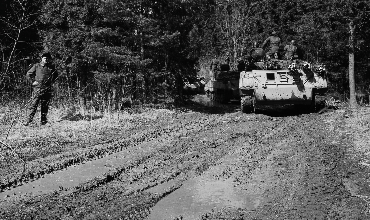 En Ikv-pluton på väg in för att tanka.

Fanjunkare Svante Blomkvist i befattning som kvartermästare på bandpvkomp.