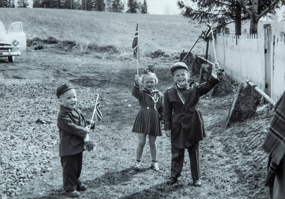 F.v Erik Gjestvang, Berit Røhne, Jon Gjestvang. Atlungstad. 17.mai, barn, flagg.