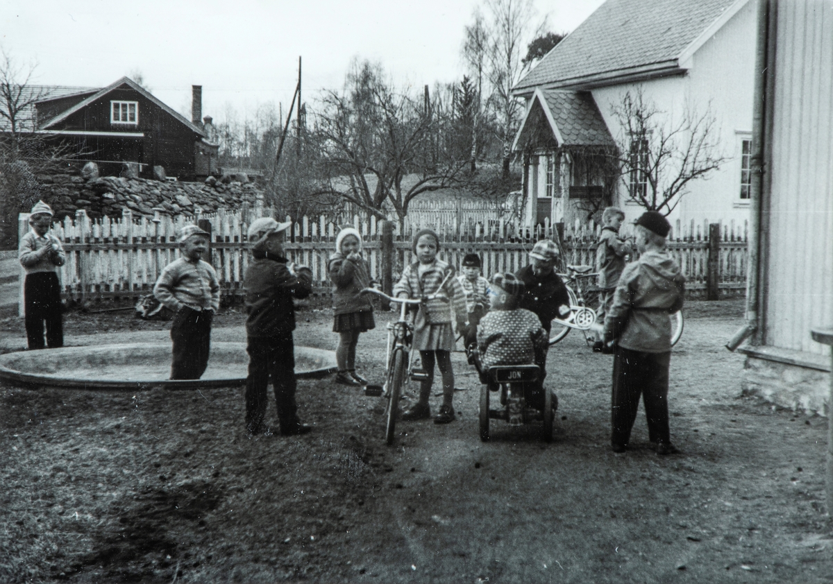 Barn, lek, sykkel, trehjulsykkel, fuglebad, ukjente, Atlungstad brenneri,