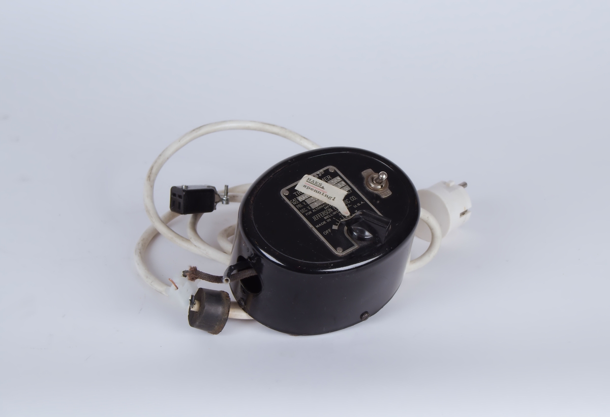 Sort apparat, trolig for regulering/måling av strøm til spesialutstyr brukt på laboratorium.