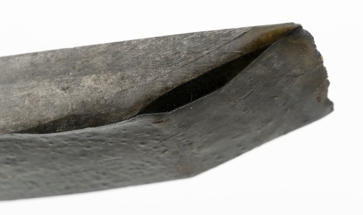 Stemjern med kraftig klinge, muligens så kraftig at den kan karakteriseres som en lokkbeitel, altså et redskap som kunne brukes til å bryte løs flis fra tapphull og andre djupe spalter i et arbeidsstykke av tre. Redskapet er 24,2 centimeter langt. Snaut 17,5 centimeter av dette lengdemålet er en klinge med en noenlunde rett, fasslipt egg i ytterenden. Denne eggen er cirka 2,2 centimeter bred.  Umiddelbart ovenfor eggpartiet har klingen et rektangulært tverrsnitt - 2,2 X 1,1 centimeter. Videre oppover smalner den i bredderetningen, men blir samtidig noe grovere og får et mer kvadratisk tverrsnitt (1,5 X 1,3 centimeter). I overenden av klingen er det en inngående avsats med en tange i forlengelsen av klingens lengdeakse. Den nedre delen av tangen har et tverrsnitt på 1,4 X 1,2 centimeter. Derfra mot den ytre enden smalner den en jevnt. Tangen skulle føres inn i en åpning sentralt i den nedre enden av det treskaftet dette stemjernet antakelig har hatt. Den har hakk i ytterkantene som skulle hindre at den løsnet. Da redskapet ble avlevert til Norsk Skogbruksmuseum manglet skaftet, og i mangle av skaft ser det ut til at snekkeren har banket på enden av tangen med en hammer. Ytterenden av tangen er i hvert fall stuket. Denne redskapsdelen er 5,7 centimeter lang.

Dette stemjernet var antakelig rustent da det ble overlatt til Norsk Skogbruksmuseum. Museets personale har sørget for elektrolysebehandling og påfølgende impregnering med korrosjonsherdende voks.