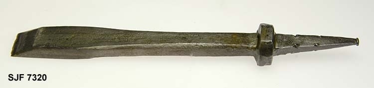 Stemjern med kraftig klinge, muligens så kraftig at den kan karakteriseres som en lokkbeitel, altså et redskap som kunne brukes til å bryte løs flis fra tapphull og andre djupe spalter i et arbeidsstykke av tre. Redskapet er 24,2 centimeter langt. Snaut 17,5 centimeter av dette lengdemålet er en klinge med en noenlunde rett, fasslipt egg i ytterenden. Denne eggen er cirka 2,2 centimeter bred.  Umiddelbart ovenfor eggpartiet har klingen et rektangulært tverrsnitt - 2,2 X 1,1 centimeter. Videre oppover smalner den i bredderetningen, men blir samtidig noe grovere og får et mer kvadratisk tverrsnitt (1,5 X 1,3 centimeter). I overenden av klingen er det en inngående avsats med en tange i forlengelsen av klingens lengdeakse. Den nedre delen av tangen har et tverrsnitt på 1,4 X 1,2 centimeter. Derfra mot den ytre enden smalner den en jevnt. Tangen skulle føres inn i en åpning sentralt i den nedre enden av det treskaftet dette stemjernet antakelig har hatt. Den har hakk i ytterkantene som skulle hindre at den løsnet. Da redskapet ble avlevert til Norsk Skogbruksmuseum manglet skaftet, og i mangle av skaft ser det ut til at snekkeren har banket på enden av tangen med en hammer. Ytterenden av tangen er i hvert fall stuket. Denne redskapsdelen er 5,7 centimeter lang.

Dette stemjernet var antakelig rustent da det ble overlatt til Norsk Skogbruksmuseum. Museets personale har sørget for elektrolysebehandling og påfølgende impregnering med korrosjonsherdende voks.