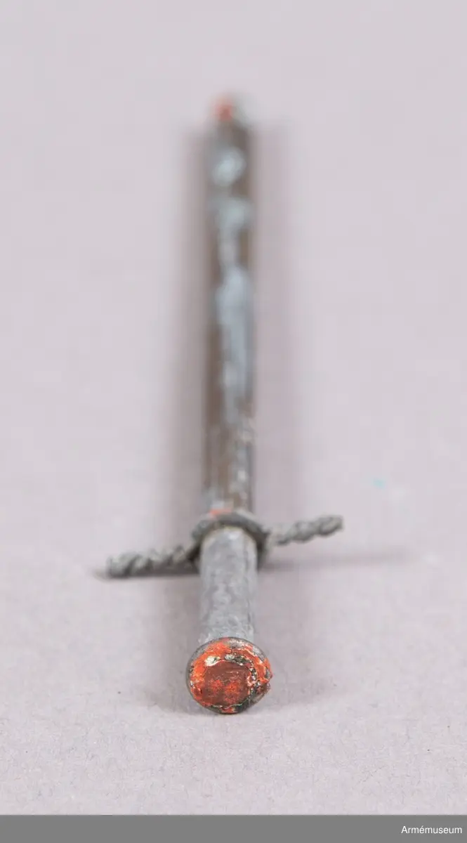 Grupp F II.
Antändningsrör. Callerströms invention 1829-30. Tändningen skedde genom att medelst en dragkrok avbryta rörets övre del, varvid där i ett glasrör förvarad svavelsyra utföll å klorsyrat kali, då explosion inträffade. Antogs vid fältartilleriet 1830.