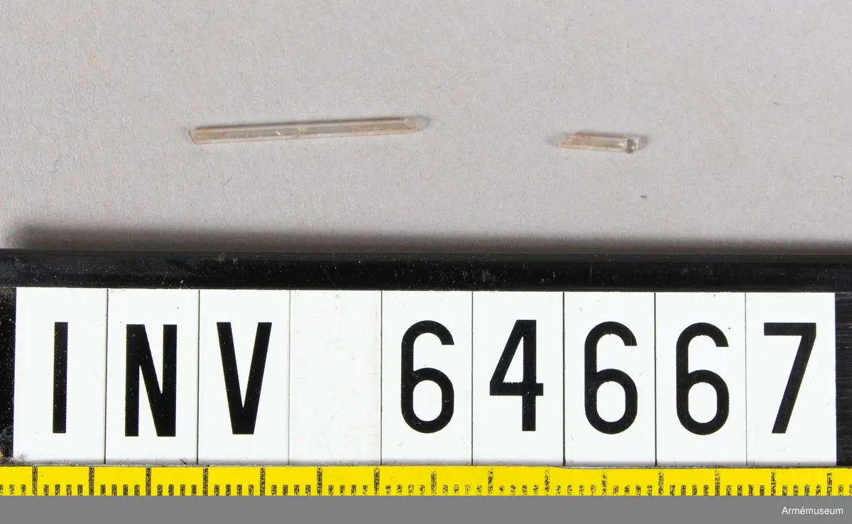 Grupp F II.
Antändningsrör. Callerströms invention 1829-30. Tändningen skedde genom att medelst en dragkrok avbryta rörets övre del, varvid där i ett glasrör förvarad svavelsyra utföll å klorsyrat kali, då explosion inträffade. Antogs vid fältartilleriet 1830.