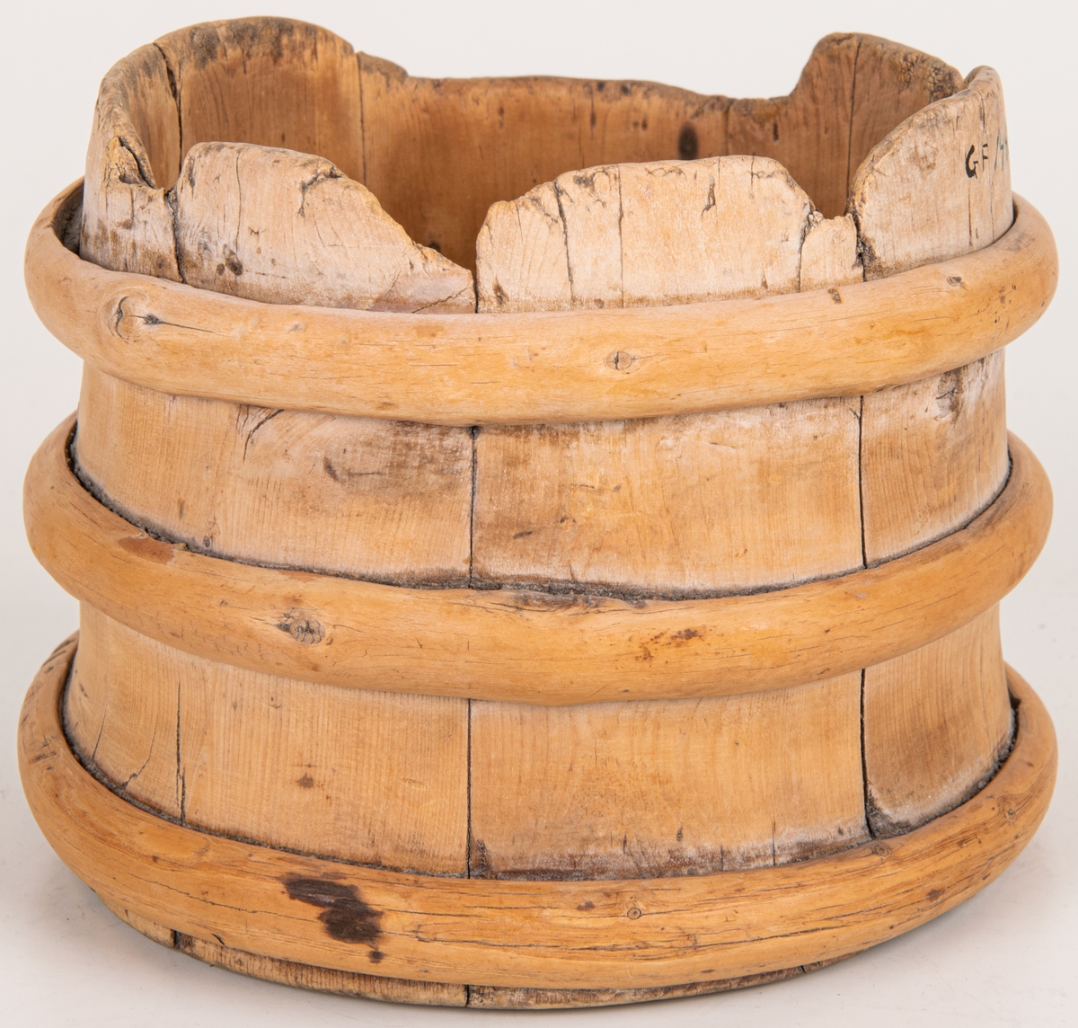 Litet laggkärl av enträ utan lock, med tre band. Märkt i botten 1674, m.m.