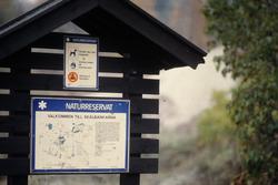 Skylt med information om naturreservatet på Kuröd.