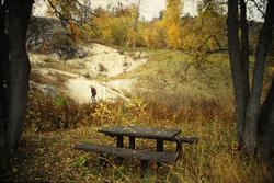 Skalbankarna på Kuröd, i förgrunden syns en bänk och i bakgr