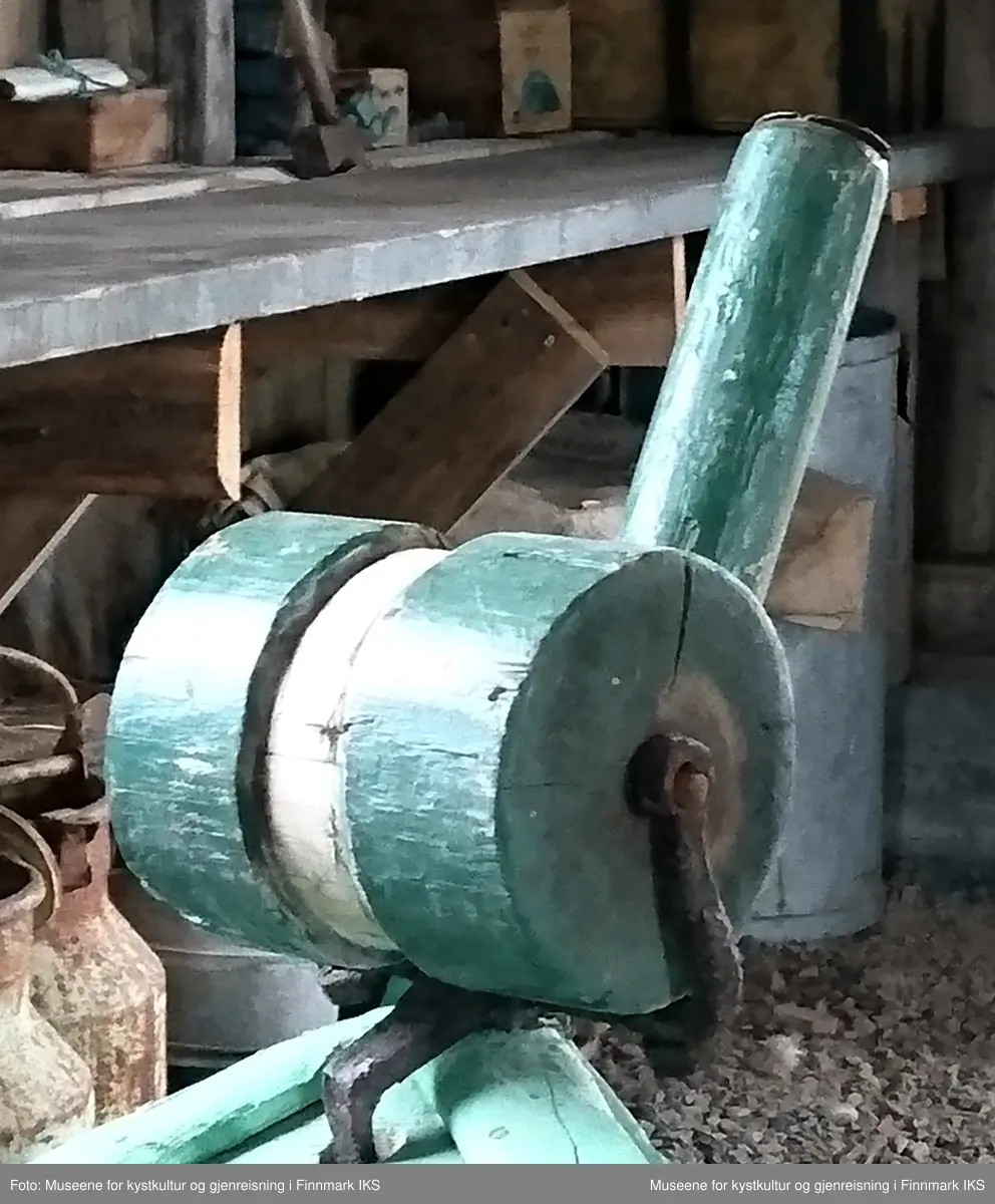 Selve rullen er laget av et tykt tre stykke som er 16,5 cm i diameter og 19,5 cm bred. Midt på rullen er det laget et spor som er 1 cm dypt og 5 cm bredt, det går rundt hele rullen. Denne sporen vil styre linen når den dras inn. På midten av rullen er det sveist fast en aksling i jernstativet, som bærer denne. Denne akslingen er 37 cm lang og 11 mm i diameter. På akslingen er det tredd en ny tre rull som peker rett ut fra hovedrullen. Denne rullen er 33 cm lang og har en diameter på 6,4 cm. Denne rullen ble kalt andøveren fordi den holdt linen på plass på den store rullen.
Jernstativet er en åpen ramme. Gjennom den store rullen er det tredd en aksling som er klinket fast i øvre del av den åpne rammen. Denne akslingen er det trerullen går rundt på.
Fra bunnen av rammen, under rullen, går det ut et flatjern som er bøyd i 90 graders vinkel 7 cm fra festet i bunnen av rammen.  Fra vinkelen og til enden av jernet er det 14 cm. Denne enden av jernet blir satt ned i et spor i rekka eller stevnet, og holder rullen på plass. Jernstativet laget av firkantjern som er 1,7 x 1,2 cm. Flatjernet som rammen står på er 2,4 cm bredt og 8 mm tykt.