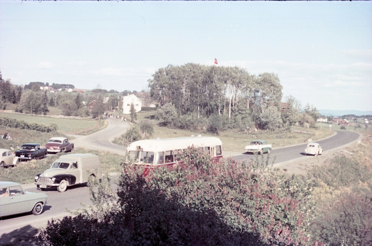 Serie på 16 bilder trolig fra Sangens og Musikkens Dag i Østre Toten, muligens 1961. Bildene er tatt i retning Brunsberg fra fotografens eiendom Odberg på Kraby, der forskjellige korps og kor deffilerer forbi.
