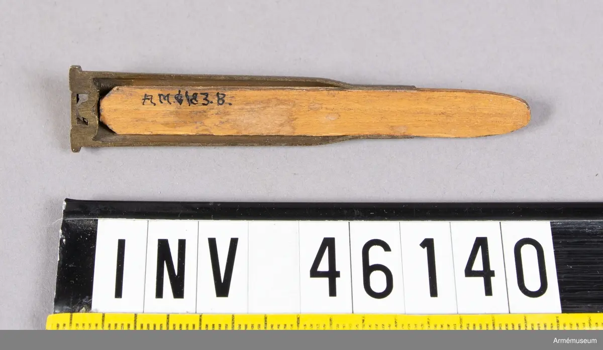 Grupp V.
8 mm genomskuren blind patron till 8 mm gevär m/1867-69.