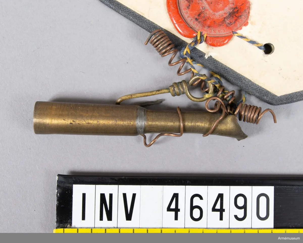 Grupp E V.
Text på modellappens baksida: Fyrröret har genom explosion blivit söndersplittrat. Stockholm den 4 mars 1920. På befallning Erik(?) Zetterberg adjutant