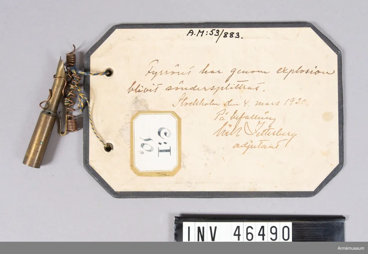 Grupp E V.
Text på modellappens baksida: Fyrröret har genom explosion blivit söndersplittrat. Stockholm den 4 mars 1920. På befallning Erik(?) Zetterberg adjutant