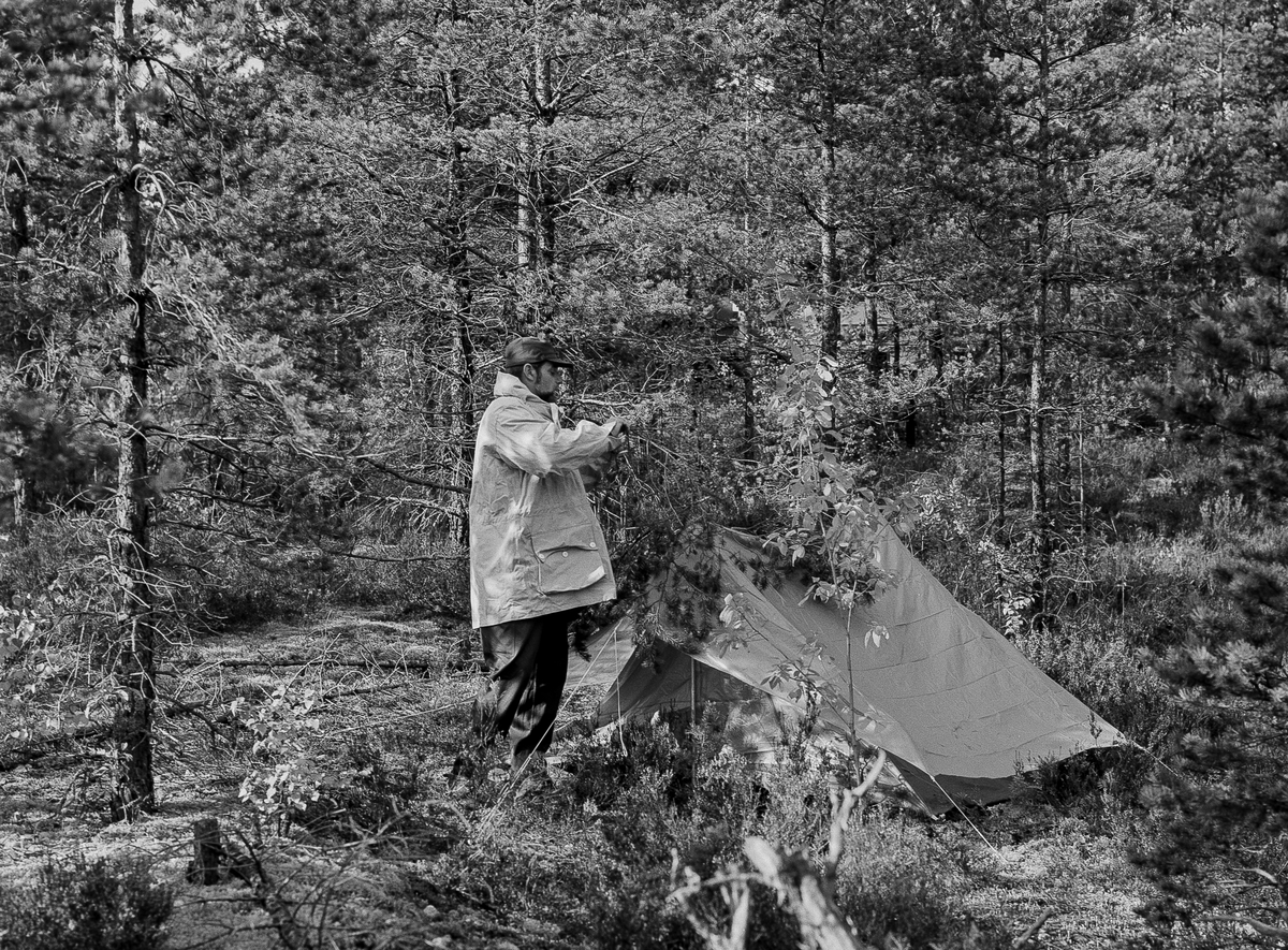 Fanjunkare Svante Blomkvist, chef förplägnadsplutonen, förbereder egen tältförläggning. Svante ledde en av stationerna som soldaterna passerade och verkade genom sin radio.

OBS! fyra bilder.