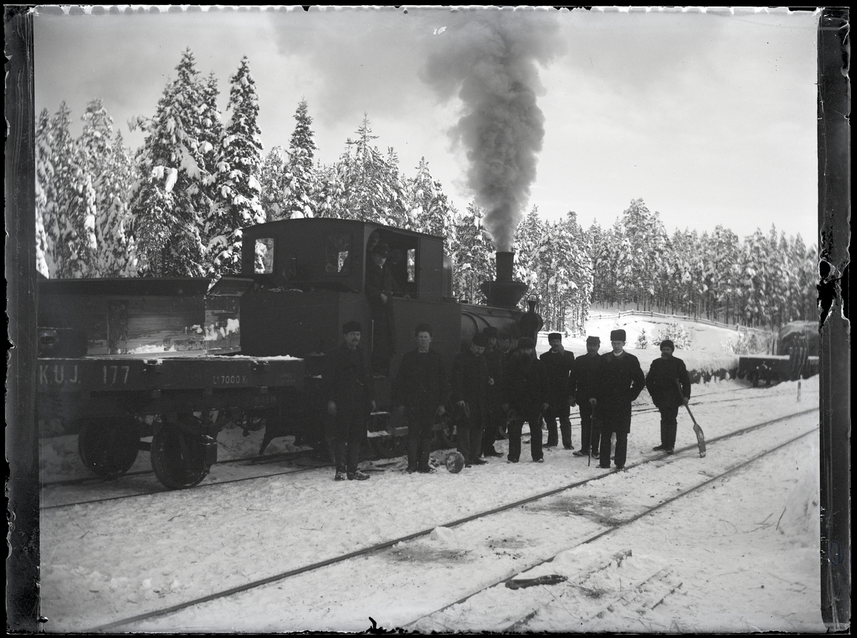 Män vid lokomotiv vid Köping-Uttersberg-Riddarhyttans Järnväg.