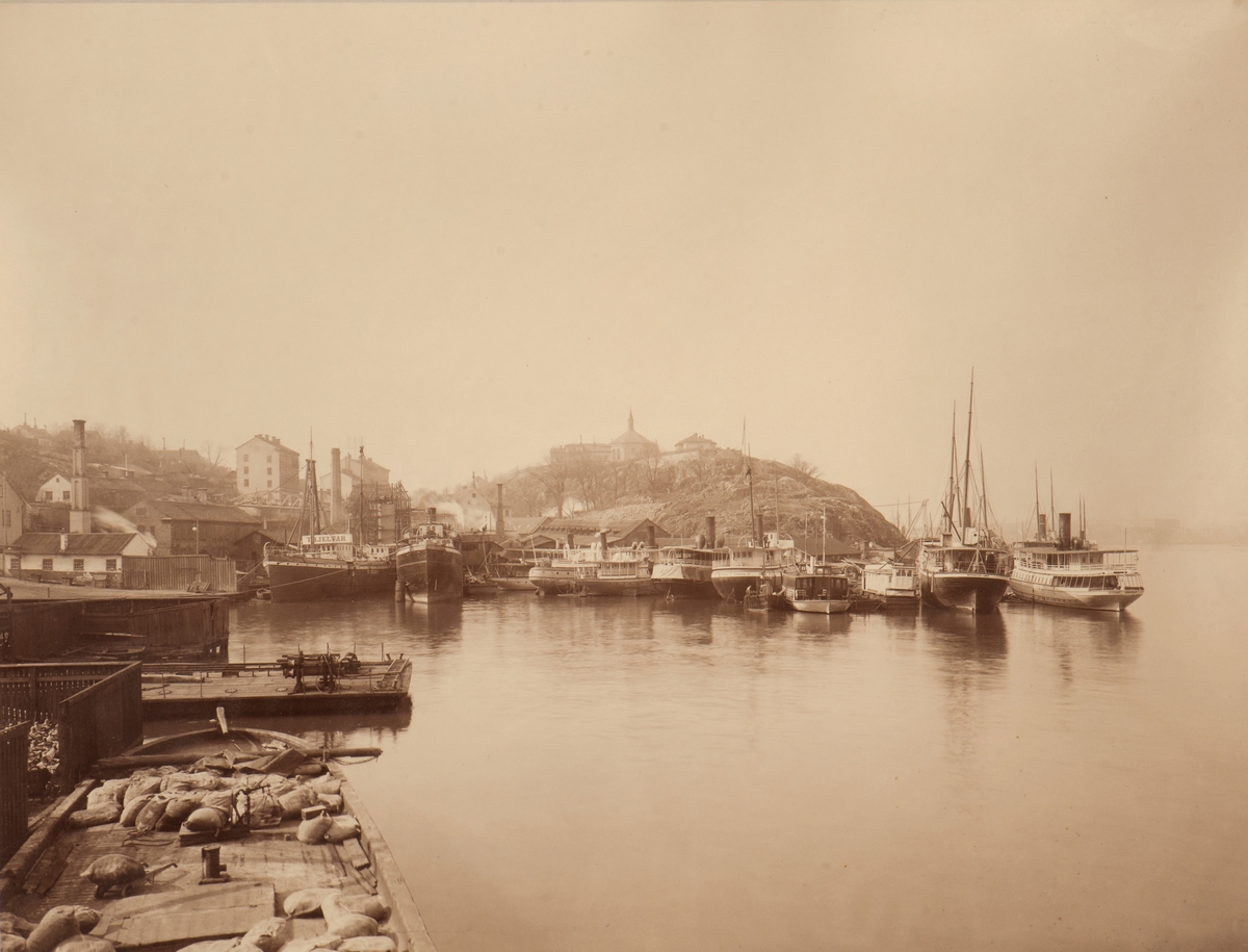 Södra varvet på 1890-talet. Ett stort antal ångfartyg upplagda i Tegelviken.