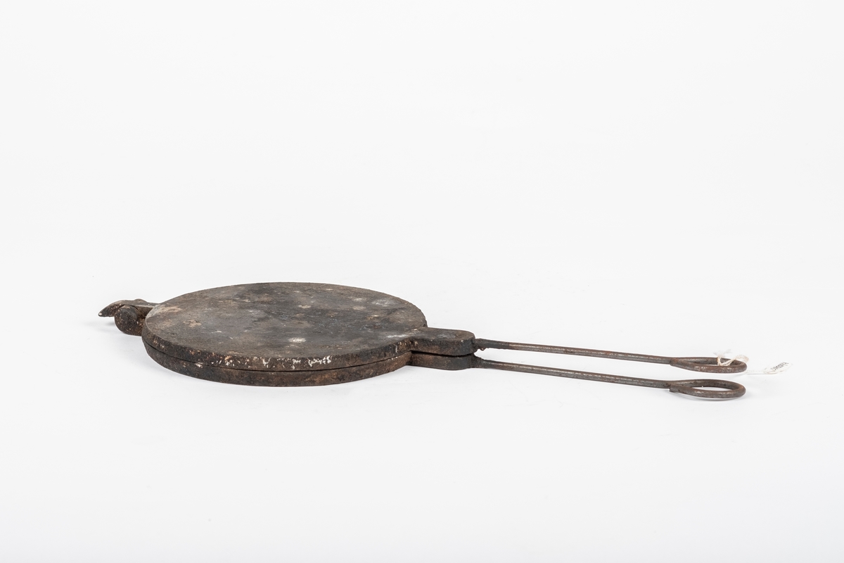 Akantuslignende blader som dekker hele innsiden av begge platene og som er omringet av små blomster og planter. Dekoren i den ene flaten er asymmetrisk og motivet ordnet på lignende måte som Telemarksrosemalingen ( med store C'er). Den andre flaten har et symmetrisk motiv som i midten har en hjertelignende form.