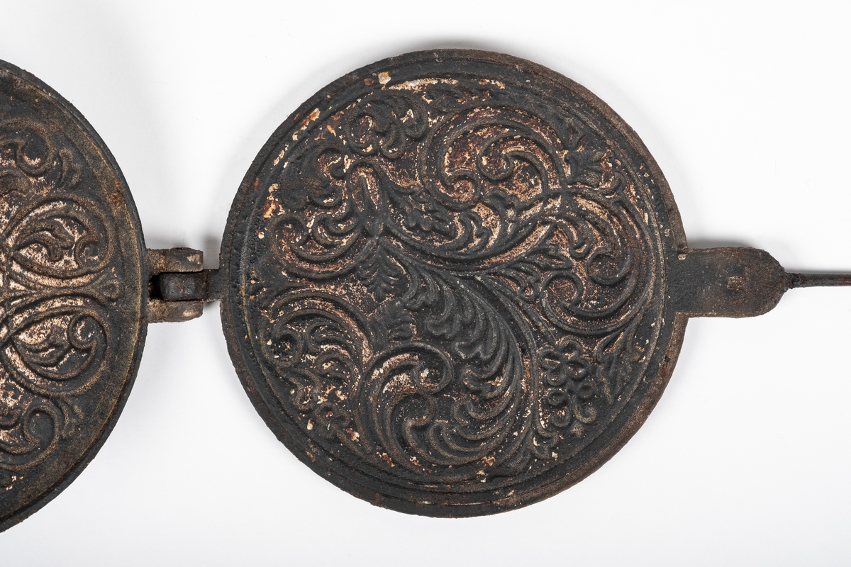 Akantuslignende blader som dekker hele innsiden av begge platene og som er omringet av små blomster og planter. Dekoren i den ene flaten er asymmetrisk og motivet ordnet på lignende måte som Telemarksrosemalingen ( med store C'er). Den andre flaten har et symmetrisk motiv som i midten har en hjertelignende form.