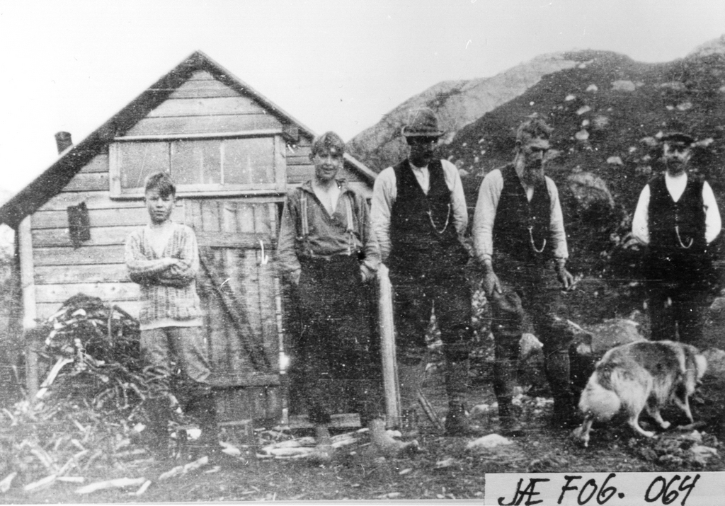 På Blåfjellenden.
Frå venstre: Harald Torgersen, Kristoffer Fuglestad, Ole Andreas Skjørestad, Torger Haga, Bernt Skjellbred.
Hunden truleg ein skotsk fårehund.